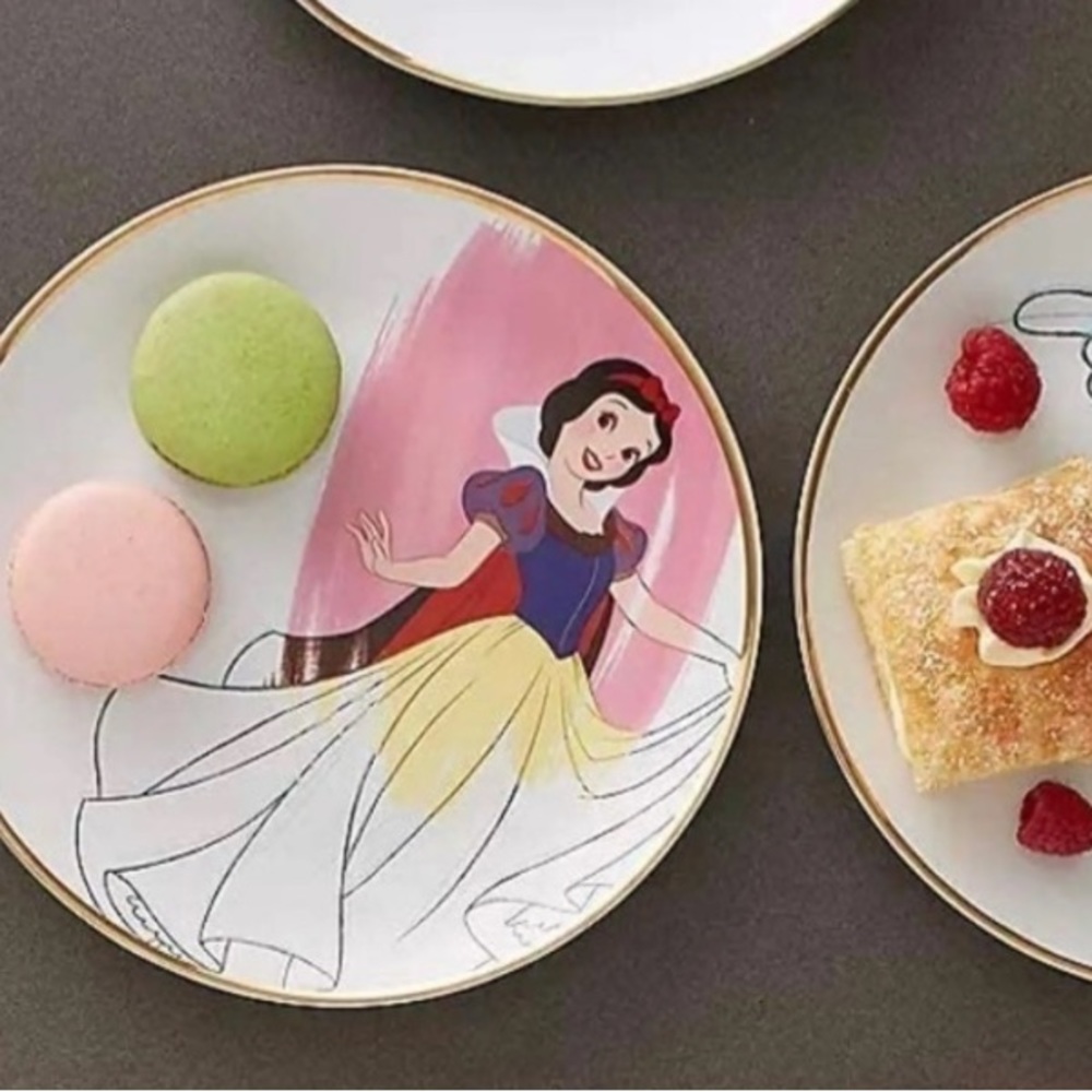 Disney fine Ceramic Snow White Dessert Plate Decor